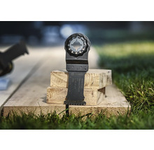 Oscillerend zaagblad voor hout op houten blok