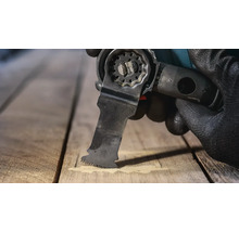 Oscillerende multitool in gebruik op hout