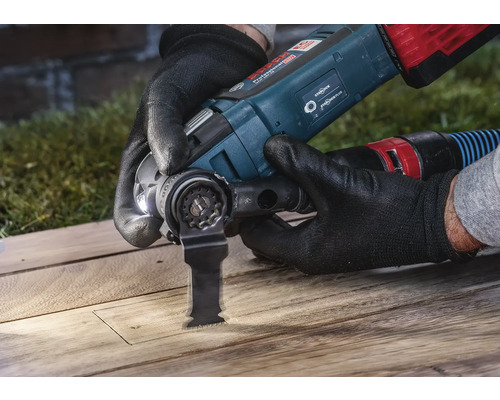 Multifunctioneel gereedschap in gebruik voor het snijden van hout