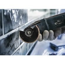 Close-up van een multitool die tegels snijdt