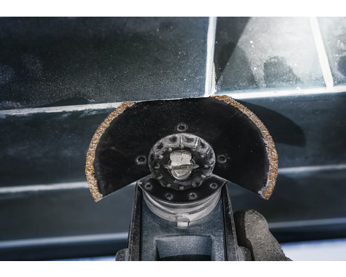 Oscillerend elektrisch gereedschap snijdt voegmiddel tussen tegels