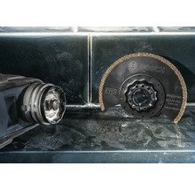 Oscillerend gereedschap met Bosch logo en doorslijpschijf voor minerale materialen