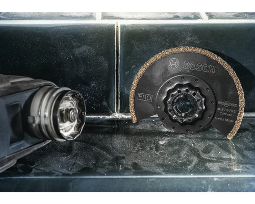 Oscillerend gereedschap met Bosch logo en doorslijpschijf voor minerale materialen