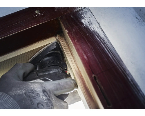 Multifunctioneel gereedschap in gebruik op een houten frame