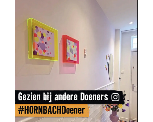 Hal met ingelijste foto''s aan de muur