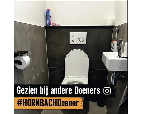 Moderne badkamer met toilet, wastafel en toiletpapierhouder