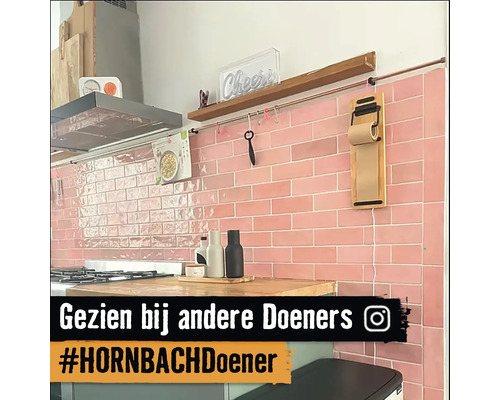 Keukenscène met roze wandtegels, opbergruimte en keukengerei