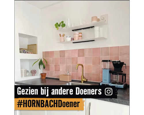 Keukenscène met gootsteen, kraan, planken en tegels