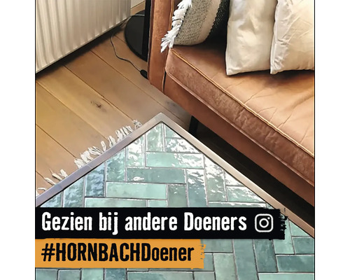 Close-up van een woonkamer met bank, houten vloer en tafel met betegeld oppervlak