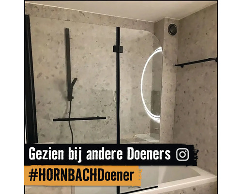Moderne badkamer met douchewand, armaturen en LED-spiegel
