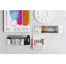 Acrylverf, penselen, potloden, palet en acrylpapier voor kunstbenodigdheden