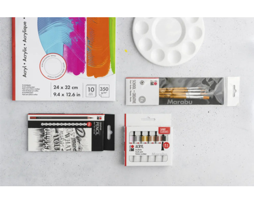 Acrylverf, penselen, potloden en een verfpalet op een tafel