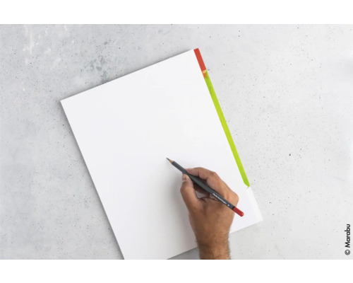 Een hand tekent met een potlood op een vel papier op een blok.