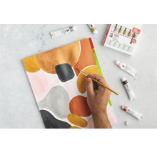 Geschilderd abstract kunstwerk met acrylverf en penseel.