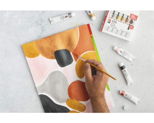 Geschilderd abstract kunstwerk met acrylverf en penseel.