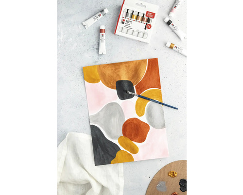 Scene met abstract schilderij, acrylverf en penseel