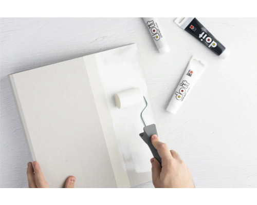 Persoon schildert een plaat met een verfroller en verf van Do it