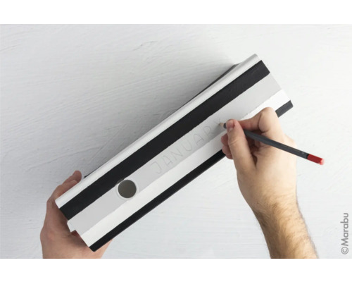 Kantoorordner met streepmotief wordt beschreven met een potlood.