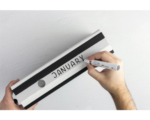 Hand beschrijft een ordner met het woord januari met een stift