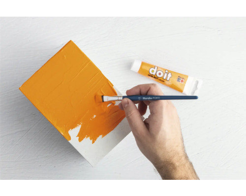 Schilderen van een canvas met een penseel en verf
