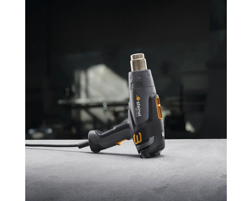 Heteluchtpistool op een tafel