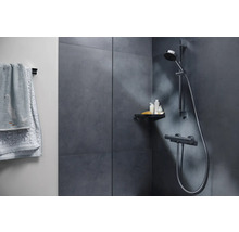 Moderne badkamer met douche, planchet en handdoeken