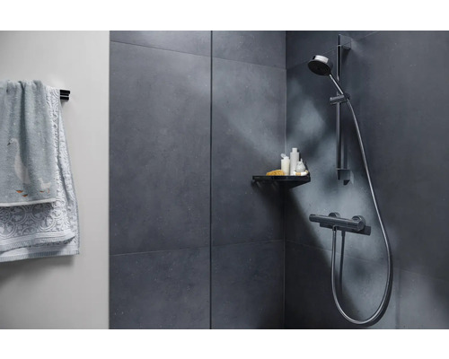 Moderne badkamer met douche, planchet en handdoeken