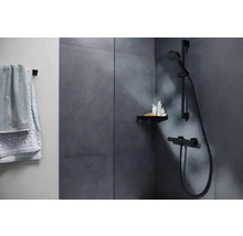 Badkamer met douche, plank en handdoek