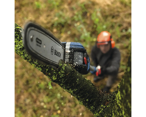 Bosch Logo op een accukettingzaag bij het zagen van een tak