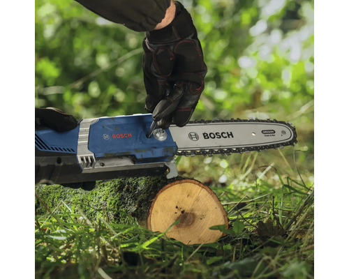 Bosch accukettingzaag in gebruik voor het zagen van een boomstam