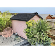 Tuinaanzicht met schuur, planten en zitgelegenheid