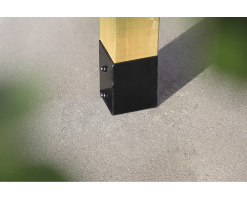 Stalen paalanker op een houten paal