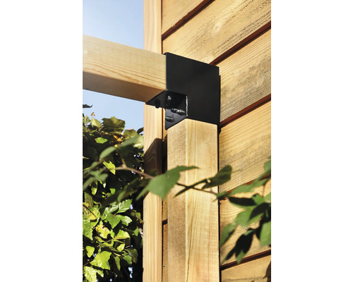 Detailopname van een hoekverbinding met een zwarte metalen hoekconnector voor houten constructies