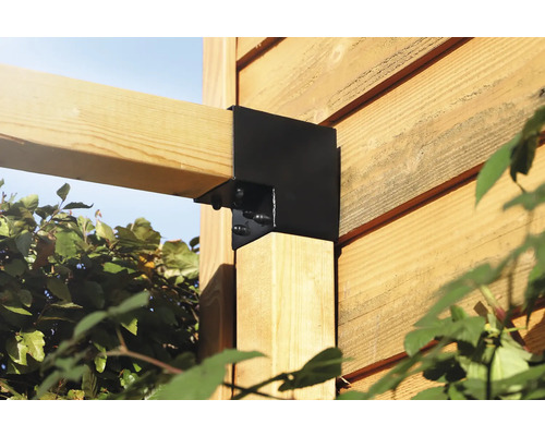 Detailopname van een balkverbinding met een zwarte stalen verbinder op een houten constructie in de tuin