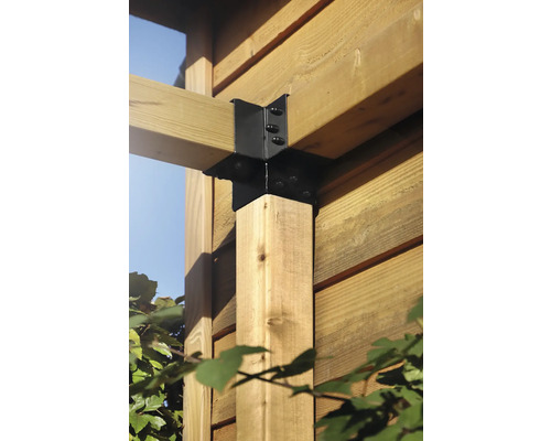 Detailopname van een houten constructie met zwarte hoekverbinding