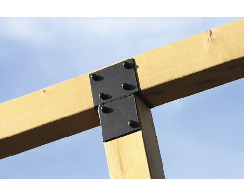 Houten balken verbonden met een zwarte metalen plaat