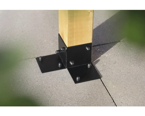 Paalanker met houten paal op bestrating