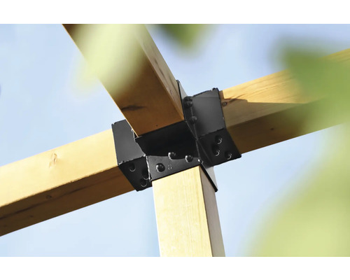 Houten constructie met zwarte hoekverbindingen