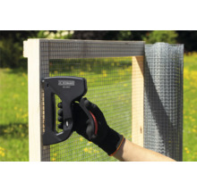 Persoon bevestigt draadgaas met een J.C. Schwarz JCS-530 P nietapparaat aan een houten frame