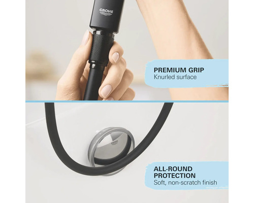 Close-up van een hand die een douchekop vasthoudt met een gekarteld oppervlak, samen met een flexibele slang en het Grohe Logo.