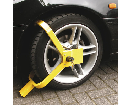 Geel wielklem op de band van een auto ter beveiliging tegen diefstal