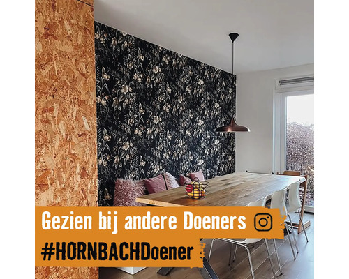 Eetkamer met houten tafel, behang met motief en decoratie