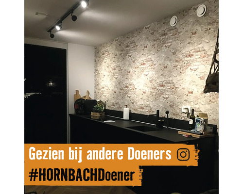 Keukenscène met verlichting en wanddecoratie in steenlook