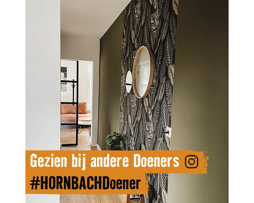 Hal met behang met bladmotief, spiegels en glazen deur