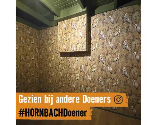 Kamer met behang met vogelpatroon