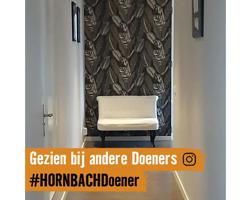 Gang met patroonbehang, bank en fotolijsten