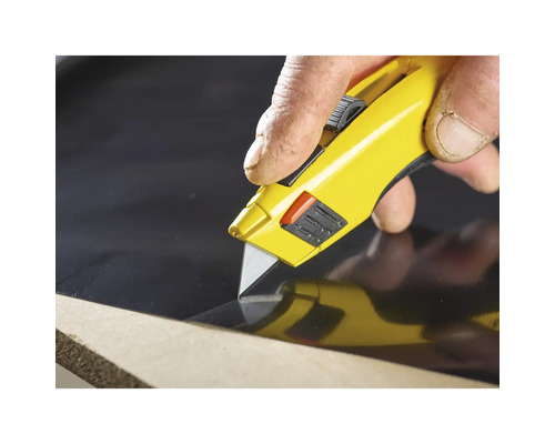 Geel tapijtmes snijdt folie