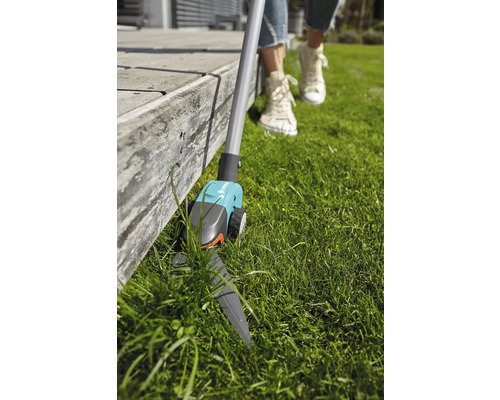 Gardena Accu-grasrand schaar in gebruik op een gazon