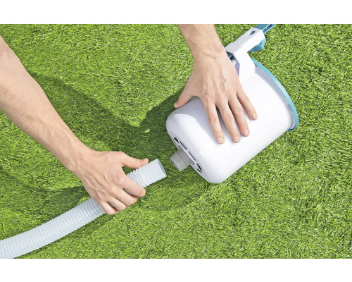 Een persoon sluit een zwembadskimmer aan op een slang.