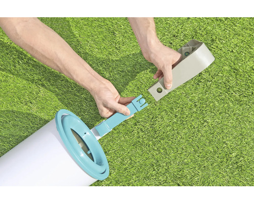 Persoon monteert een zwembadladder op een gazon.